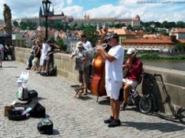 Чехия: Уличных музыкантов Праги начнут гонять с одного берега Влтавы на другой