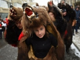 В Румынии прошел традиционный предновогодний фестиваль "медвежьих танцев"