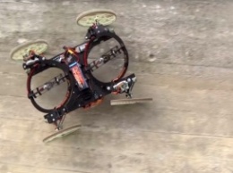 Швейцарские инженеры научили робота ездить по стенам (видео)