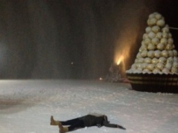 Во Львове на новогодние гуляния вход в Парк культуры засыпали снегом из "пушки"