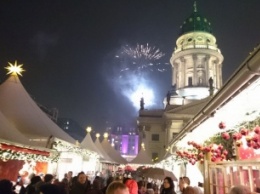 В Берлине встретили новый год праздничным шоу и красочным фейерверком
