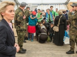 Глава Минобороны ФРГ: Бундесвер прекратит помогать беженцам летом 2016 года