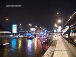 ДТП в Киеве: на Дружбы народов Ford Fiesta влетел в отбойник и перевернулся. ФОТО