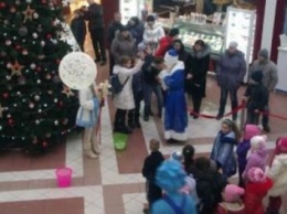 В Николаевском Сити-Центре елка под крышей. Атмосфере вокруг нее это не мешает быть по-настоящему дед-морозно-новогодней (ФОТО)