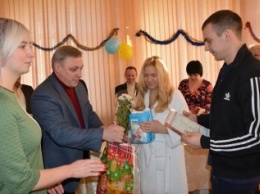 Всеукраинский флеш-моб от Минюста: родителям 15 малышей, появившихся на свет в Николаевском роддоме №2, вручили свидетельства о рождении
