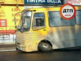 ДТП в Киеве: в маршрутки вывернуло колесо