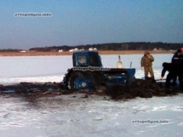 На Черкассчине провалились под лед Mitsubishi Pajero и вытаскивавший его трактор. ФОТО