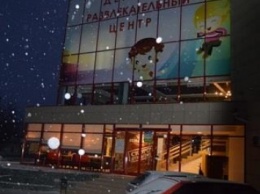 Праздничная суматоха, невзирая на непогоду. В центре Николаева (ФОТО)