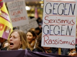 Жители Кельна устроили акцию протеста против насилия над женщинами