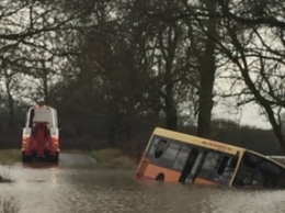 В Англии из-за наводнения едва не утонул школьный автобус с детьми