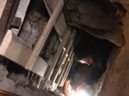 В Ужгороде мужчина начал ремонт, сбил плитку с пола и попал в винные погреба 17 века