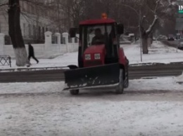 Не снег и был, но и его убирают не везде