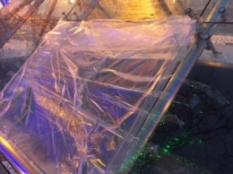 Неизвестные повредили стеклянный саркофаг на Приморском бульваре в Одессе (фото)