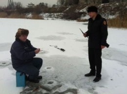 Криворожские спасатели призывают рыбаков быть осторожными на льду