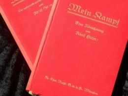 Впервые за 70 лет в продажу в Германии поступила Mein Kampf Гитлера