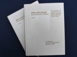 В Германии переиздали книгу-манифест Адольфа Гитлера "Mein Kampf"