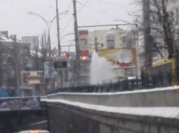В Киеве прорвало трубу, посреди проспекта Воздухофлотского бил фонтан воды
