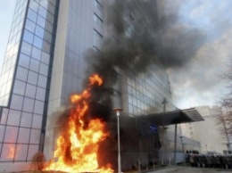 В Косово митингующие подожгли здание правительства