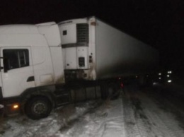 В Вольногорске из-за непогоды грузовик сошел с автотрассы