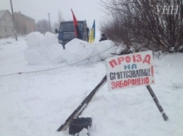 В Ровенской области жители села перекрыли въезд на свалку
