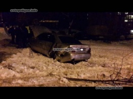 ДТП в Киеве: на проспекте Науки Lexus LS430 вылетел с дороги, сбил дерево и девушку. ФОТО