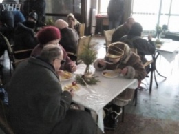 В Житомире бездомных накормили праздничным обедом