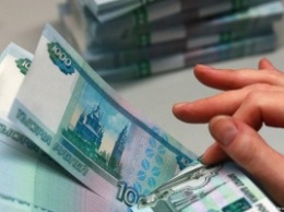 Центробанк повысил курс доллара на три рубля