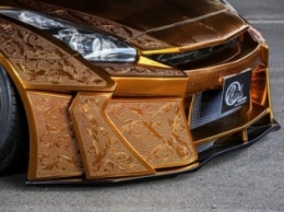 Nissan GT-R одели в гравированный золотом костюм