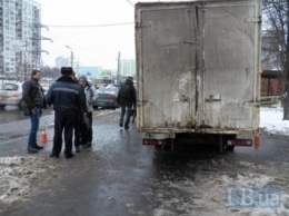 В Киеве грузовик переехал насмерть пожилого мужчину