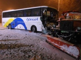 Cнегоуборочный КрАЗ влетел в рейсовый автобус, есть пострадавшие