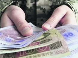 Порошенко анонсировал повышение в два раза зарплат военных уже в этом месяце