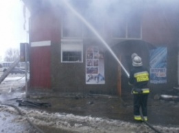 В Сарнах Ровенской обл. почти 5 часов горел двухэтажный продуктовый магазин
