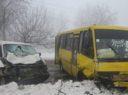 Под Одессой из-за тумана и гололеда столкнулись автобус и микроавтобус