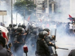 В Бразилии полиция применила слезоточивый газ против недовольных ростом цен