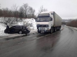 На трассе в Николаевской области Hyundai врезался в фуру