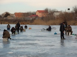 Опасное развлечение: на Николаевщине заядлые рыбаки, рискуя жизнью, выходят на хрупкий лед