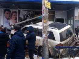 В Киеве парню, чей автомобиль врезался в стоматологию и задавил женщину, объявлено о подозрении