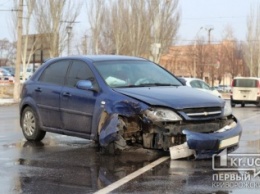 ДТП в Кривом Роге: Водителя Chevrolet занесло в дерево