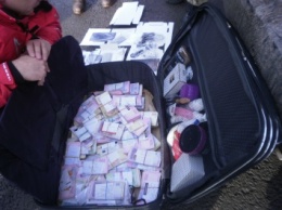 В Донецкой обл. на неподконтрольную территорию пытались провезти 200 тыс. гривен, банковские карточки и технику