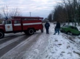 На Днепропетровщине «ВАЗ» на скользкой дороге слетел в кювет