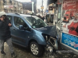 ДТП в Киеве: на улице Вадима Гетьмана жестко столкнулись три авто. Пробка в сторону Шулявки. ФОТО