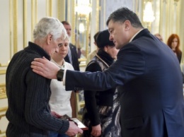 Порошенко наградил посмертно 118 военных, в том числе защитников ДАП
