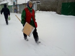 Снегопад в Николаеве: коммунальщики пытаются бороться со стихией