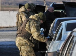Мужчина пытался ввезти на территорию боевиков более 100 тыс. грн и банковские карточки, - ГПСУ
