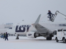 Снегопад в Одессе: Аэропорт не принимает самолеты