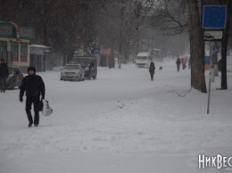 Николаев в снежном плену: огромные сугробы, минимум транспорта и пешком на работу
