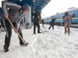 В Украине железнодорожники очистили от снега более 500 пассажирских платформ