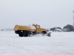 Международный аэропорт "Одесса" из-за снегопадов по-прежнему не работает