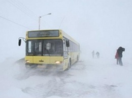 Под Новой Одессой в снегу застрял пассажирский автобус, людей эвакуируют в близлежащее село