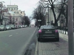 Советник МВД Геращенко ставит свою машину на тротуаре